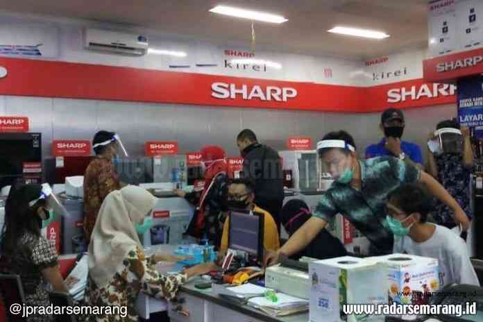 Penerapan protokol kesehatan ketat dilakukan  Superstore Global Elektronik Semarang untuk memberikan kenyamanan pelanggan interaktif dengan tim sales.  (Istimewa)