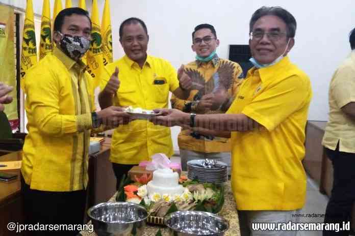 Ketua DPD Partai Golkar Jateng, Panggah Susanto (kanan)  mengesahkan komposisi dan personalia DPD Partai Golkar Jateng masa bakti 2020-2025 di Gedung DPD Golkar Jateng, Kamis (28/6/2020). (Dewi Akmalah/ Jawa Pos Radar Semarang)
