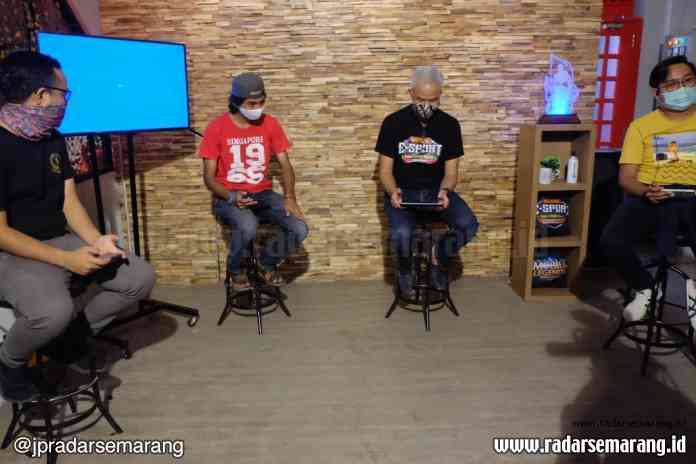 PENGALAMAN PERTAMA: Gubernur Ganjar Pranowo bermain mobile legend melawan tim dari Purbalingga di Kata Kopi Semarang, Minggu (21/6). (ISTIMEWA)