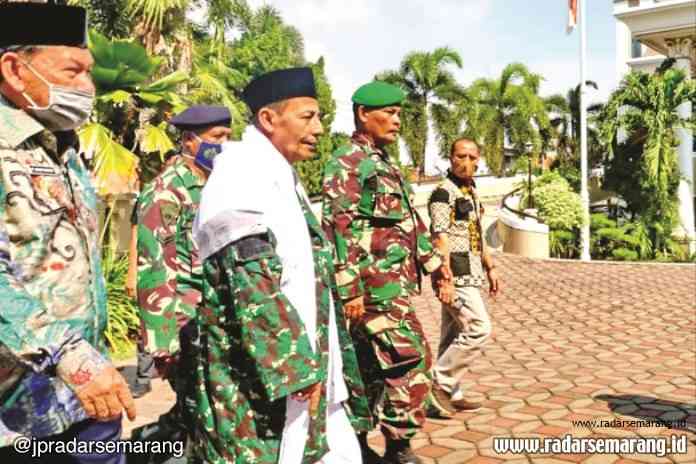 Watimpres Habib Luthfi saat mendatangi Gereja St Petrus di kompleks Jatayu Kota Pekalongan, Kamis (18/6/2020). (Lutfi Hanafi/Jawa Pos Radar Semarang)