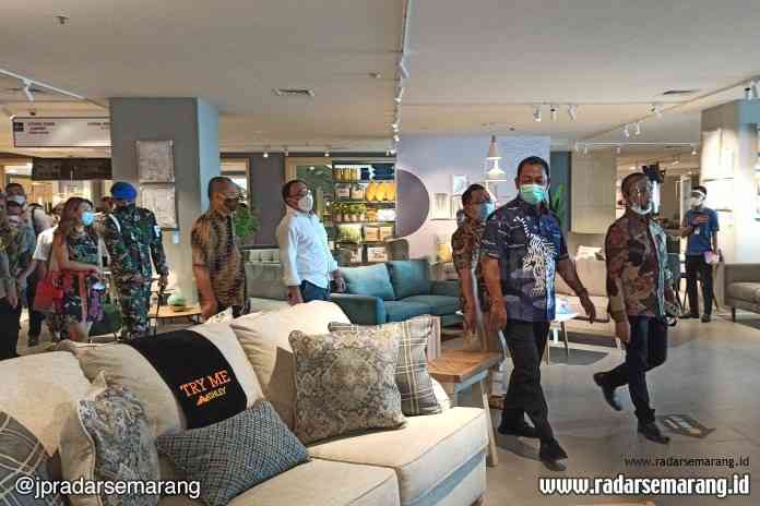 Wali Kota Semarang Hendrar Prihadi saat mengunjungi ACE Hardware didampingi Vice President of Corporate Affairs Kawan Lama Group, Dasep Suryanto (memakai batik) saat Simulasi protokol kesehatan di Queen City Semarang, Rabu (24/6/2020). (Istimewa)