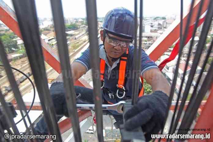 Petugas XL Axiata, sedang melakukan penambahan kapasitas jaringan untuk memenuhi kebutuhan masyarakat agar selalu nyaman dalam berkomunikasi. (Istimewa)