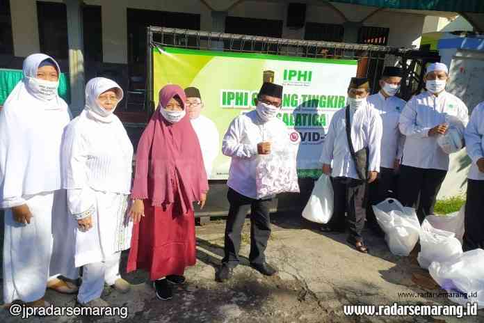 Ikatan Persaudaraan Hasi Indonesia (IPHI) Tingkir membagikanr atusan masker dan hand sanitizer kepada pengguna jalan. (Dhinar Sasongko/Jawa Pos Radar Semarang)