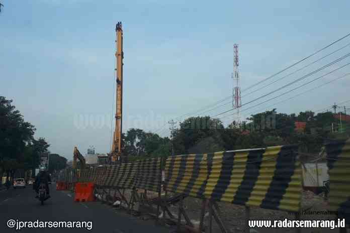 Pengerjaan cutting landasan Jalan Siliwangi masih terus dikebut. (Adityo Dwi/Jawa Pos Radar Semarang)