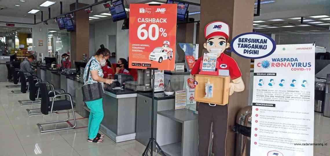    ShopeePay bekerja sama dengan JNE menghadirkan solusi pengiriman barang yang efektif dan menguntungkan bagi para pengguna, dengan ShopeePay hadir sebagai alternatif metode pembayaran digital di 7.000 outlet JNE yang tersebar di seluruh Indonesia. (Isti