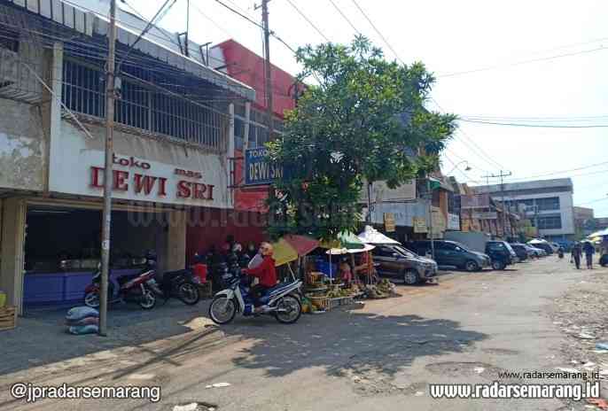 Sisa bangunan Blok A, B, E dan F Pasar Kanjengan Semarang yang masih dalam sengketa antara pedagang dan Pemerintah Kota Semarang. (Adennyar Wycaksono/Jawa Pos Radar Semarang)