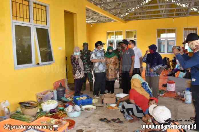 Bupati Pekalongan Asip Kholbihi mengunjungi dapur umum, untuk memastikan persediaan logistik bagi para pengungsi korban banjior rob, di Desa Semut, Kecamatan Wonokerto, Kabupaten Pekalongan. (Istimewa)