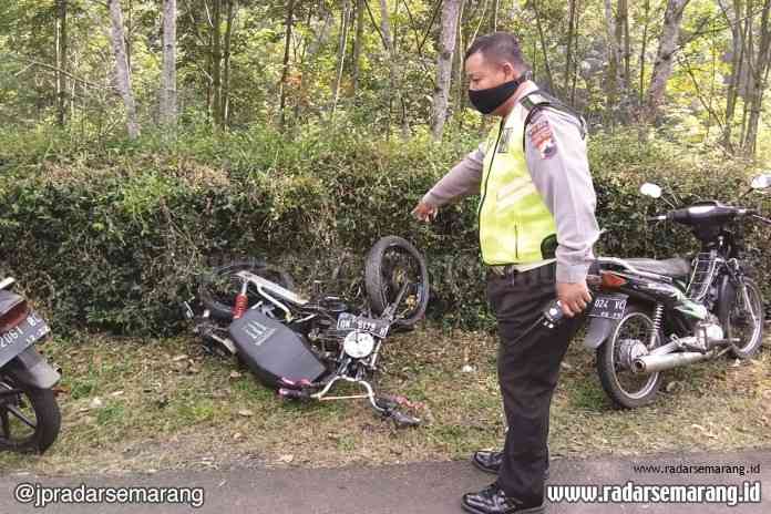 Kendaraan yang mengalami kecelakaan di Jlegong, Banaran, Kecamatam Jambu Kabupaten Semarang, Kamis (25/6/2020) dalam kondisi ringsek. (Maria Novena/Jawa Pos Radar Semarang)