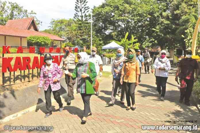 Tim Gugus Tugas Penanganan Covid-19 Kelurahan Tawangsari melakukan pengecekan standarisasi penerapan protokol kesehatan di Grand Maerakaca (23/6/2020). (Nur Chamim/Jawa Pos Radar Semarang)