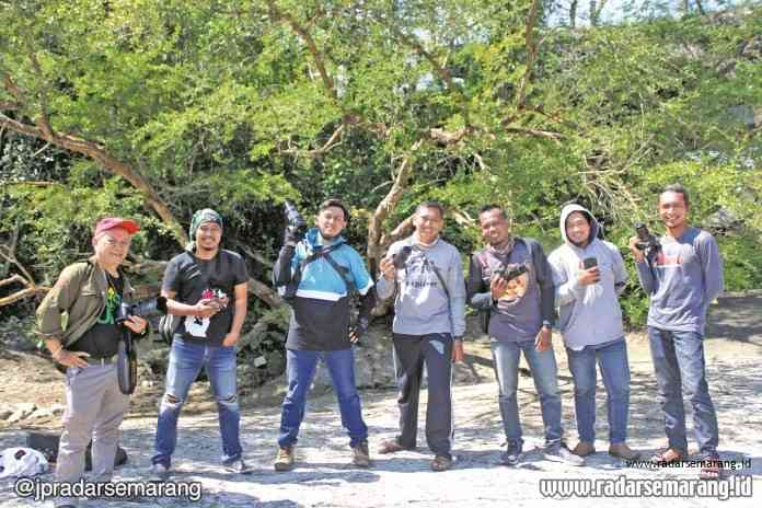 Para anggota Makro Semarang tengah hunting foto bersama di kawasan Tinjomoyo Sabtu (14/6/2020). (Dewi Akmalah/Jawa Pos Radar Semarang)