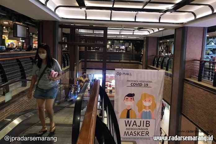 Salah satu pengunjung saat berada di DP Mall Semarang, Selasa (23/6/2020). (Alvi Nur Janah/Jawa Pos Radar Semarang)