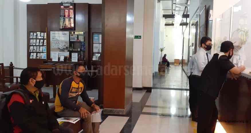 Nasabah saat menunggu antrean di Bank Mandiri Kantor Cabang Mpu Tantular, kemarin. (Alvi Nur Janah/Jawa Pos Radar Semarang)