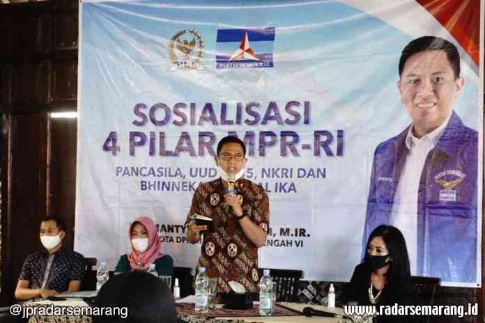 Mas Bram (dua dari kanan) memberikan sosialisasi 4 pilar MPR RI sekaligus menyerahkan bantuan pemerintah untuk pembangunan/rehabilitasi dan sarana prasarana pendidikan di Magelang dan Purworejo  Sabtu (27/6/2020). (Istimewa)