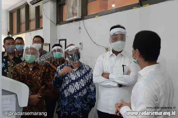 Menteri Perindustrian RI, Agus Gumiwang Kartasasmita (kedua kanan) saat mendengarkan penjelasan inovasi teknologi pengolahan limbah oleh Kepala BBTPPI Ali Murtopo Simbolon (paling kanan) (22/6/2020). (Alvi Nur Janah/Jawa Pos Radar Semarang)