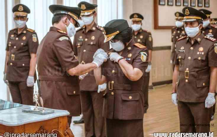 Kajati Jateng Priyanto saat memimpin upacara pelantikan dan pengambilan sumpah jabatan 13 Kajari dan tiga pejabat di Kejati Jateng (12/6/2020). (Joko Susanto/Jawa Pos Radar Semarang)