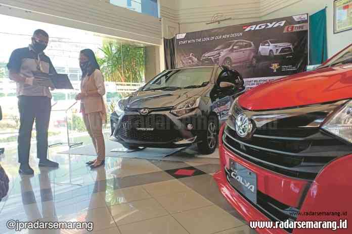 Seorang customer saat melihat unit New Agya di Nasmoco Pemuda yang menerapkan protokol kesehatan di era new normal. (Adennyar Wycaksono/Jawa Pos Radar Semarang)