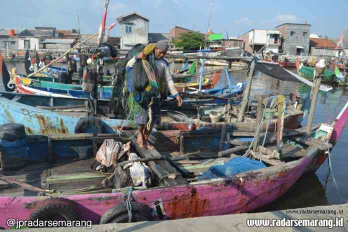 Nelayan Tambaklorok malas melaut karena hasil tangkapan ikan tidak sesuai dengan harganya yang anjlok. (M Nur Wahidi/Jawa Pos Radar Semarang)