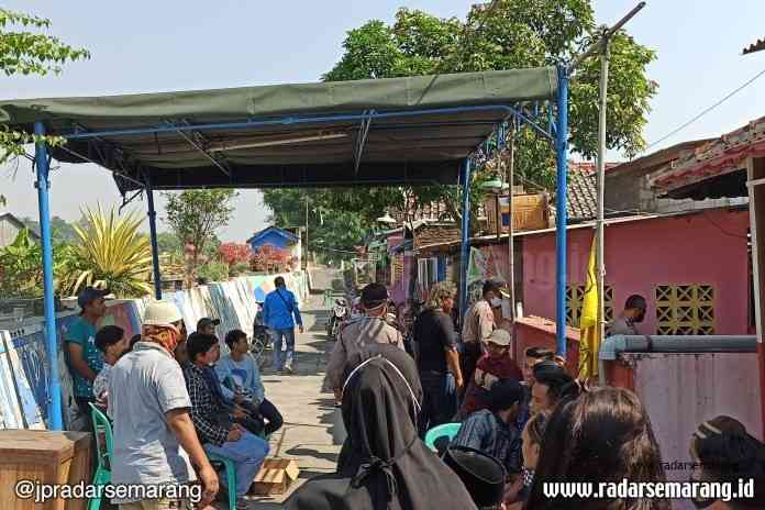 Rumah duka ramai para kerabat dan tetangga bertakziyah. Korban akan dimakamkan di Pemakaman Jabbal Wonosari Ngaliyan, Minggu (28/6/2020) siang. (M Hariyanto/Jawa Pos Radar Semarang)