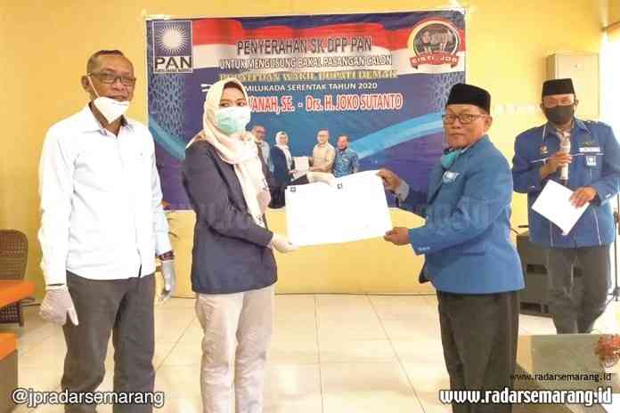 Ketua DPD PAN Demak H Farodli menyerahkan SK dari DPP PAN kepada Paslon Cabup Cawabup Eisti-Jos (29/6/2020). (Wahib Pribadi/Jawa Pos Radar Semarang)