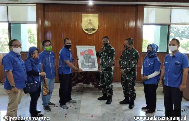 Rombongan Jawa Pos Radar Semarang dipimpin Direktur Baehaqi saat memberikan ucapan selamat. (Agus Purwahyudi/Jawa Pos Radar Semarang)