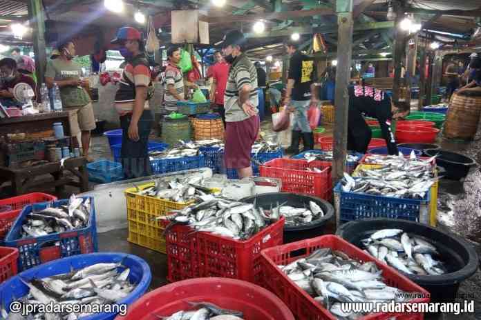 Seorang pedagang saat memilah ikan bandeng di Pasar Kobong Semarang. (Ida Fadilah/Jawa Pos Radar Semarang)