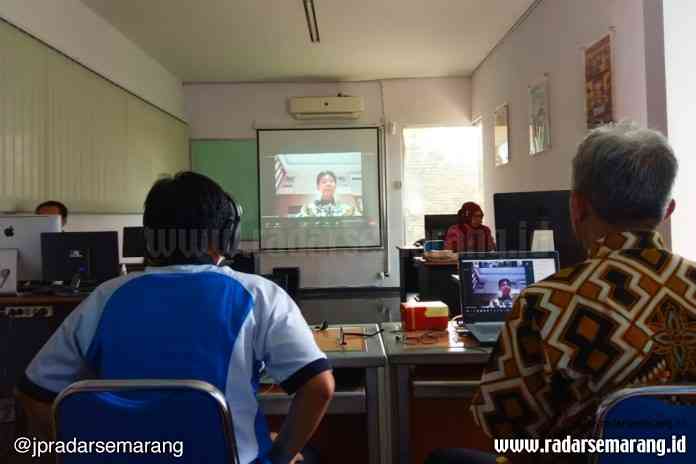 Pelatihan penulisan artikel populer di media massa di Kantor Jawa Pos Radar Semarang Jalan Veteran 55 dan disiarkan melalui zoom virtual bertempat. (Ida Fadilah/Jawa Pos Radar Semarang)