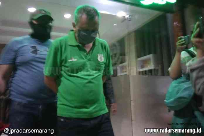 Terpidana Kasus Perdagangan Orang Yusak Sabekti Gunanto ditangkap Tim Intel Kejati NTT dan Kejati Jateng pada Rabu (25/6/2020) malam. (Ida Fadilah/Jawa Pos Radar Semarang)