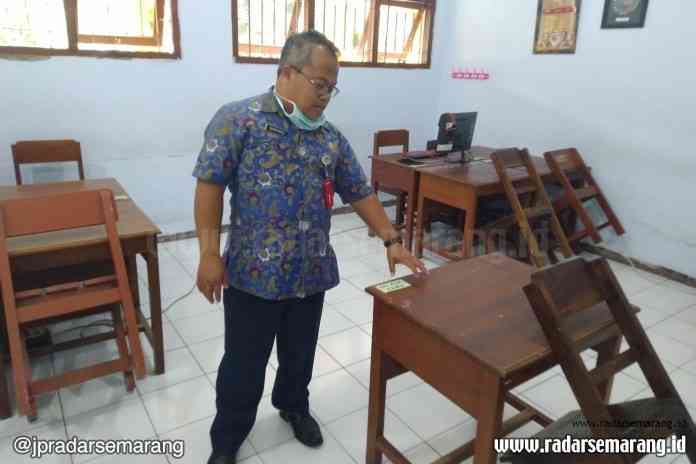 Kepala SMA 1 Negeri Ungaran tunjukkan ruangan yang digunakan untuk belajar siswa bulan depan, Selasa (16/6/2020). (Maria Novena/Jawa Pos Radar Semarang)