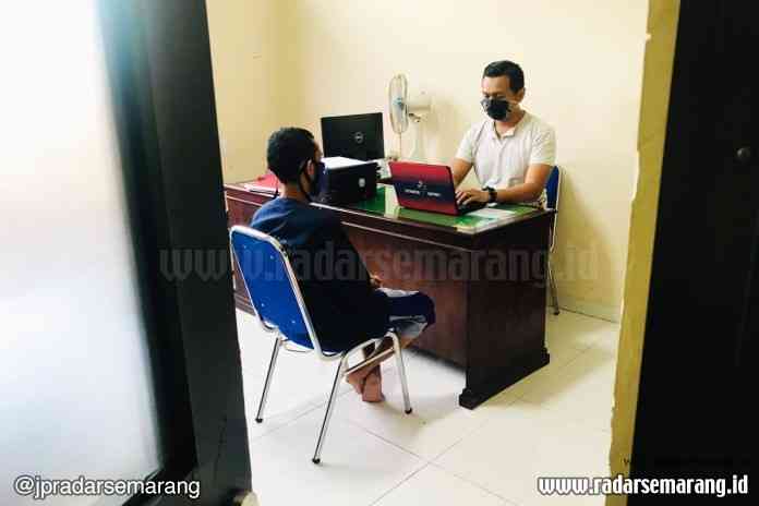 Tersangka ES dimintai keterangan petugas kepolisian setelah tertangkap basah hendak mencuri SD di Desa Ngipik, Pringsurat. (Istimewa)