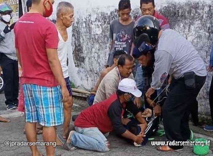 Pelaku penipuan dan penggelapan sepeda motor berinisial HS saat dilakukan penangkapan di Jalan Jangli Tlawah II Kecamatan Candisari, Semarang, Selasa (23/6/2020). (M Hariyanto/Jawa Pos Radar Semarang)
