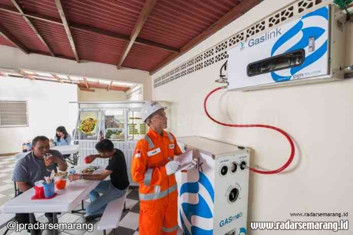 Pegawai PT PGN memeriksa aliran kelancaran aliran gas bumi di sektor komersial dan industri strategis. (Istimewa)