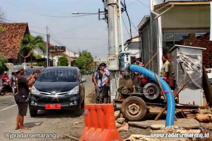 Dinas Pekerjaan Umum dan Penataan Ruang (DPUPR) saat menyiagakan pompa berjalan di Jalan Patiunus Rabu (24/6/2020). (Lutfi Hanafi/Jawa Pos Radar Semarang)
