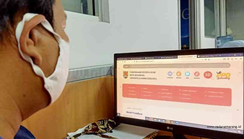 Salah satu orang tua calon siswa saat mendaftar PPDB secara online di website. (Arif Riyanto/Jawa Pos Radar Semarang)