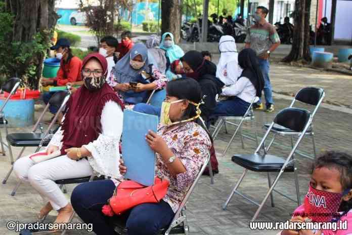 Calon peserta didik dan orang tuanya saat antre mendaftar lewat sekolah di PPDB online SMK Negeri 10 Semarang (19/6/2020). (Joko Susanto/Jawa Pos Radar Semarang)