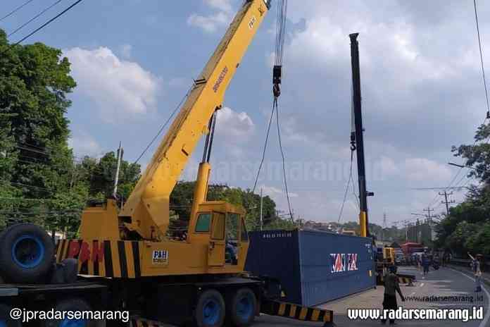 Truk trailer yang bermuatan peti kemas langsung dievakuasi dari depan makam Tugu Kelurahan Tugu Kecamatan Tugu Kota Semarang, Senin (8/6/2020). (M Hariyanto/Jawa Pos Radar Semarang)