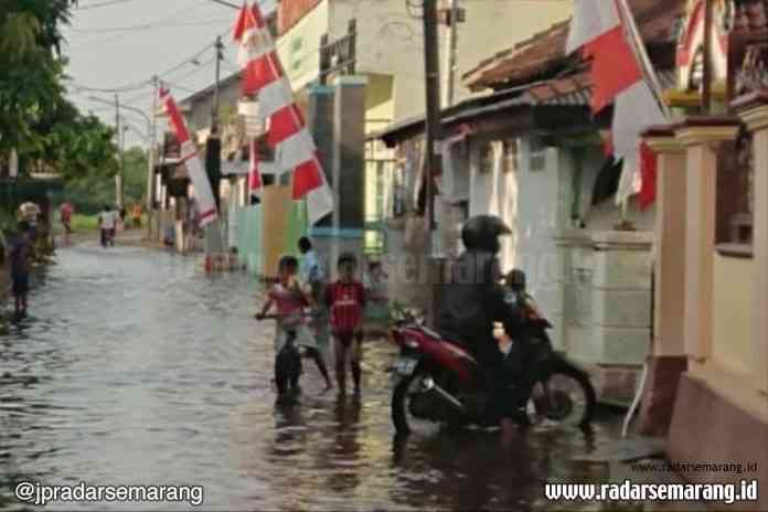    Rob menggenangi jalan yang memisahkan Kelurahan Mangunharjo dan Mangkang Wetan (5/6/2020). (Adennyar Wycaksono/Jawa Pos Radar Semarang)