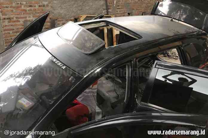 Proses pengejaan sunroof pada salah satu mobil harus lebih presisi. (Istimewa)