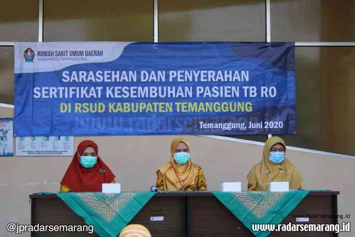 Sarasehan dan penyerahan sertifikat kesembuhan pasien TB RO di RSUD Temanggung. (Tabah Riyadi/Jawa Pos Radar Semarang)
