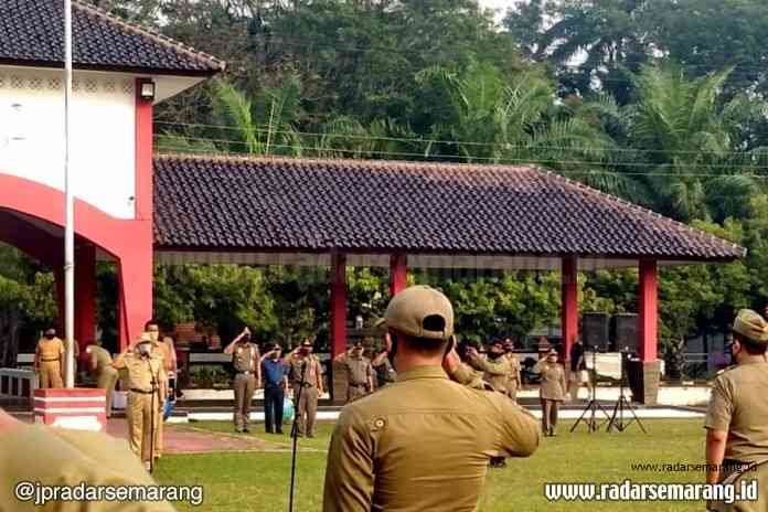 Wali kota Pekalongan  HM Saelany Machfudz SE saat membuka bimbingan dan pelatihan personel pengamanan objek vital (pam obvit) Satuan Polisi Pamong Praja (Satpol PP)  Senin (22/6/2020). (Lutfi Hanafi /Jawa Pos Radar Semarang)