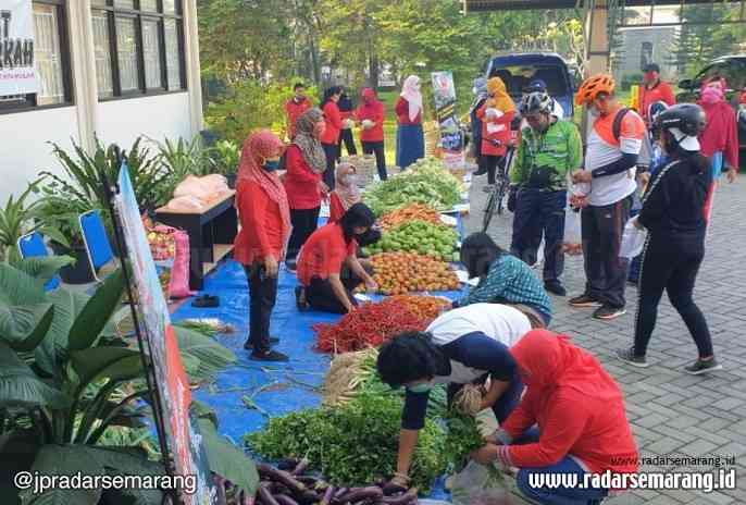 Para ASN di lingkungan Pemkot Magelang boleh mengambil sayuran secara gratis yang disediakan oleh karyawan Inspektorat Kota Magelang pada kegiatan Jumat Berkah (27/6/2020). (Istimewa)