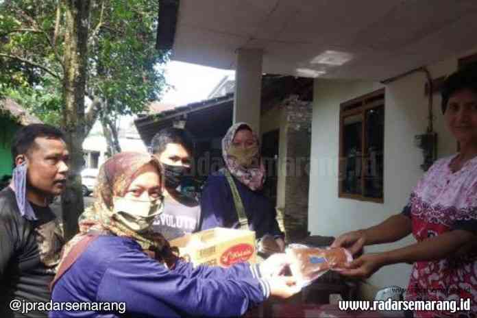 Mahasiswa PGSD UM Magelang membagikan masker untuk warga Bojong 1 Kecamatan Mendut, Kabupaten Magelang. (Istimewa)