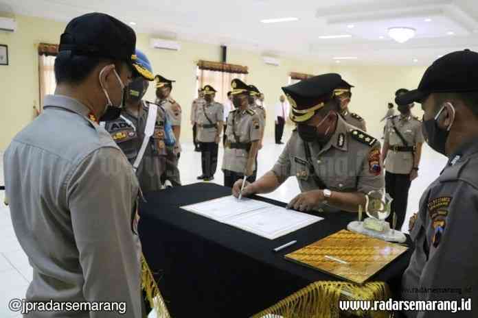 Serahkan terima jabatan (Sertijab) dua PJU dan dua kapolsek dilakukan Mapolrestabes Semarang, Selasa (23/6/2020). (M Hariyanto/Jawa Pos Radar Semarang)