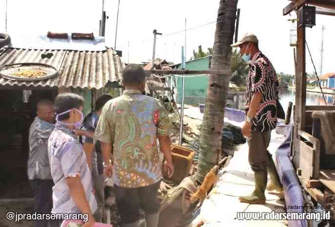 Tim dari DPUPR Kota Pekalongan saat mengecek tanggul baru di Kelurahan Panjang Pekalongan Utara, Jumat (26/6/2020). (Lutfi Hanafi/Jawa Pos Radar Semarang)