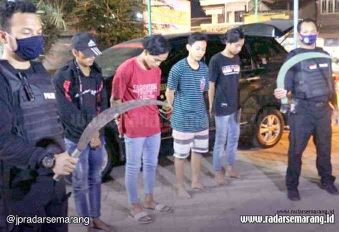 Empat remaja yang diamankan Tim Elang Polrestabes Semarang karena diduga akan melakukan aksi tawuran dengan senjata tajam. (Istimewa)