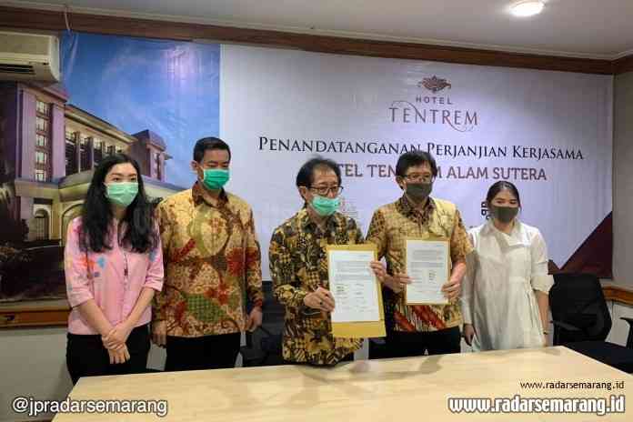 Dirut PT Hotel Candi Baru Irwan Hidayat dan Dirut PT Praja Karalan Perdana Agus Budiono Pikanto di Jakarta melakukan penandatanganan kerjasama pembangunan Hotel Tentrem. (Istimewa)