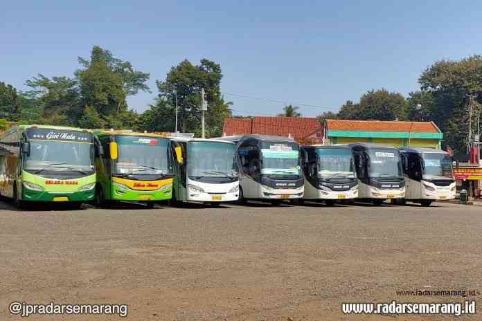 Suasana Terminal Banyuputih terlihat sepi, hanya ada lalu lalang bus yang membawa sedikit penumpang. (Riyan Fadli/Jawa Pos Radar Semarang)