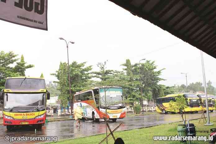 Dua unit Bus yang siap melakukan pemberangkatan ke Jakarta, Terminal Bus Kajen, Kamis (18/6/2020). (Nanang Rendi Ahmad/Jawa Pos Radar Semarang)