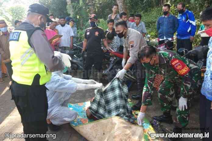 Anggota Polsek Wadaslintang, Koramil Wadaslintang dan relawan melakukan evakuasi korban yang meninggal di waduk Rabu (17/6/2020). (Istimewa)