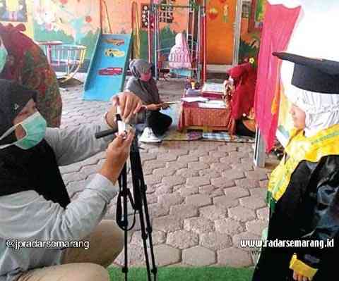 Siswa Al Firdaus BSB Mijen bergiliran mengikuti proses kelulusan angkatan tahun 2020 dengan standar pembatasan. (Taufik Rikhoyadi/Jawa Pos Radar Semarang)