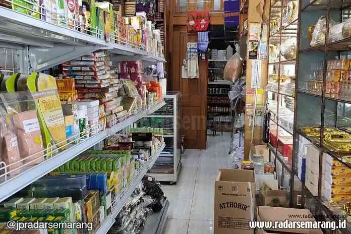 Rabu, (3/6/2020) toko oleh-oleh Morowangi di Jalan Bandung, Kota Pekalongan tampak sepi tanpa pembeli. (Norma Sari Yulianingrum/Jawa Pos Radar Semarang)